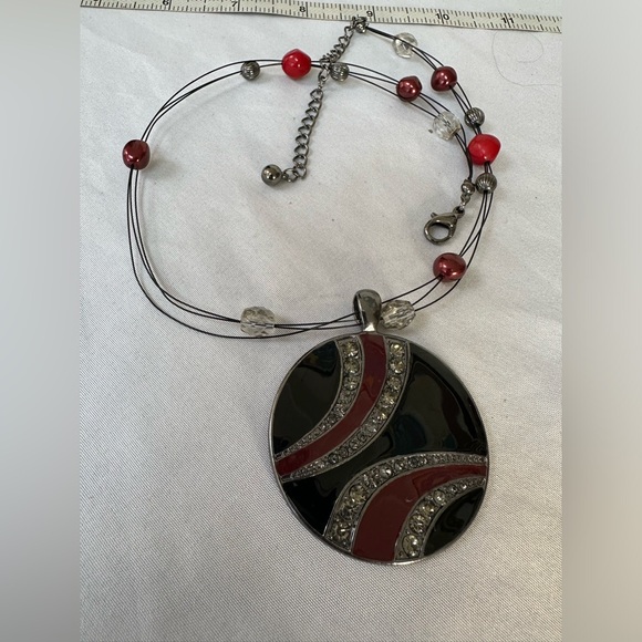 Large abstract black and red vibe infinity necklace - Picture 4 of 5